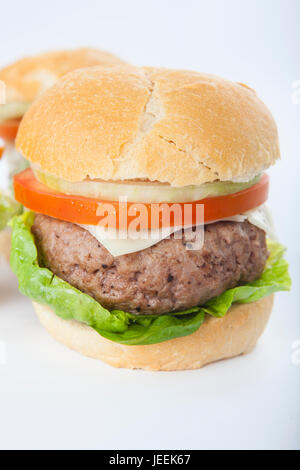 Klassische amerikanische riesige hausgemachte Burger Cheeseburger isoliert auf weißem Hintergrund Stockfoto