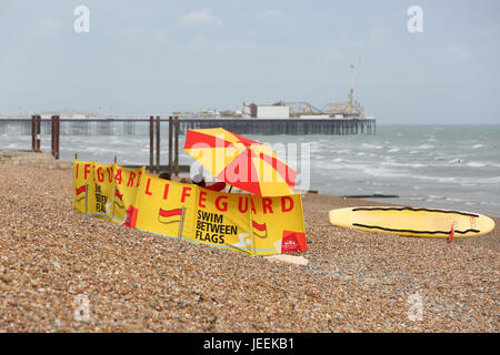 Lifeguard Station an einem windigen Tag am Strand von Brighton, East Sussex, UK. Stockfoto