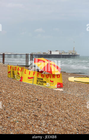 Lifeguard Station an einem windigen Tag am Strand von Brighton, East Sussex, UK. Stockfoto