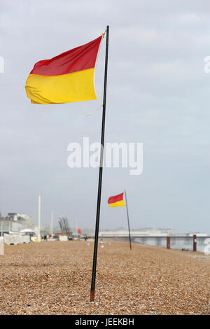 Lifeguard Station an einem windigen Tag am Strand von Brighton, East Sussex, UK. Stockfoto