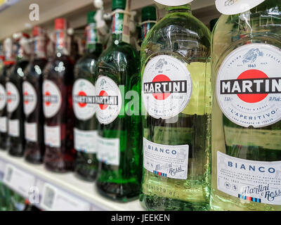 Nowy Sacz, Polen - 16. Juni 2017:Bottles der verschiedenen Arten von Martini Bianco Vermouth auf den Regalen zum Verkauf in Tesco Hypermarkt. Martini ist ein BH Stockfoto