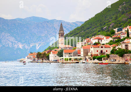 Malerische Perast Stadt am Ufer der Bucht von Kotor, Montenegro Stockfoto