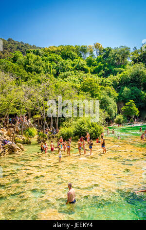 Ein paar Schwimmen unter der Skradinski Buk Wasserfall im Krka Nationalpark in Kroatien Stockfoto