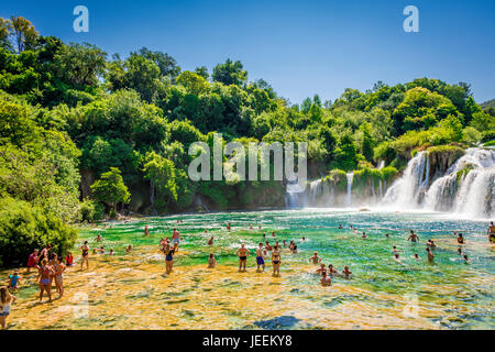 Ein paar Schwimmen unter der Skradinski Buk Wasserfall im Krka Nationalpark in Kroatien Stockfoto