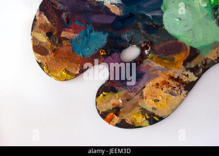 Künstler-Palette gefärbt mit Lack isoliert auf weißem Hintergrund Stockfoto