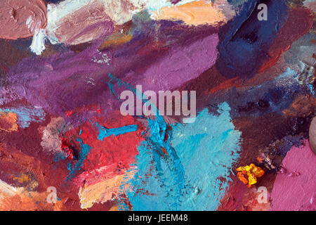 Nahaufnahme von Künstler-Ölfarben auf Holzpalette Stockfoto