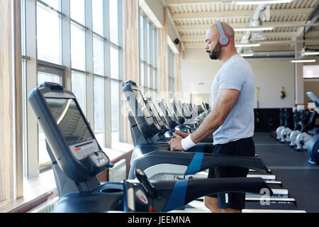 Aktive junge Mann Training auf Laufband Stockfoto