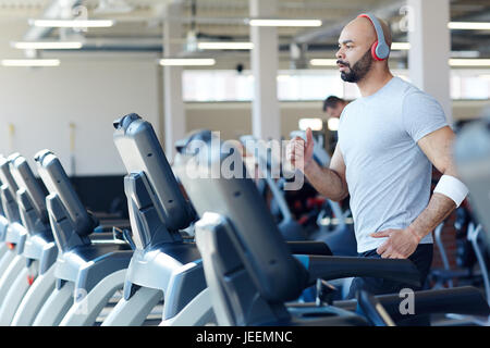 Junge Sportler auf Laufband Stockfoto