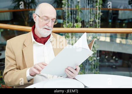 Grauhaarige senior woman lesen Speisekarte im restaurant Stockfoto