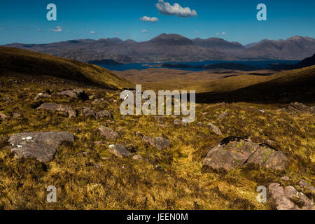 Blick über Loch Shieldaig aus der Applecross, Ardheslaig Weg. Stockfoto