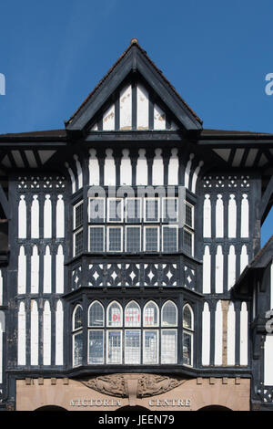 Mock Tudor Holz gerahmt Gebäude bekannt als Victoria Centre im Stadtzentrum von Chesterfield Stockfoto