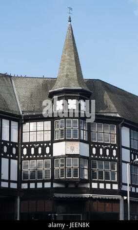 Mock Tudor Gebäude früher im Chesterfield kooperative Gesellschaft Store in Chesterfield Town Centre. Stockfoto