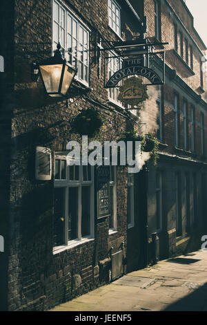 Royal Oak aus dem 16. Jahrhundert Public House, in einem heillosen Durcheinander, Chesterfield, Derbyshire. Stockfoto