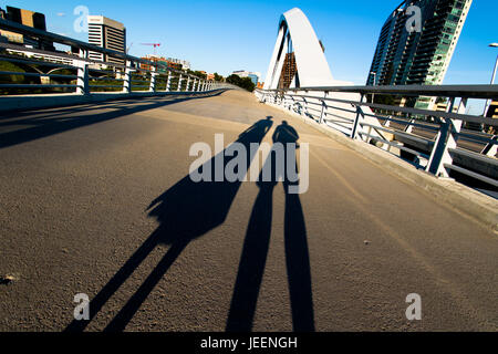 Schatten auf der Main Street Bridge Stockfoto