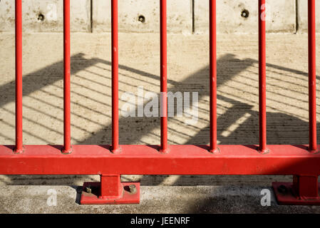 Rotes Eisenzaun, Licht und Schatten Stockfoto