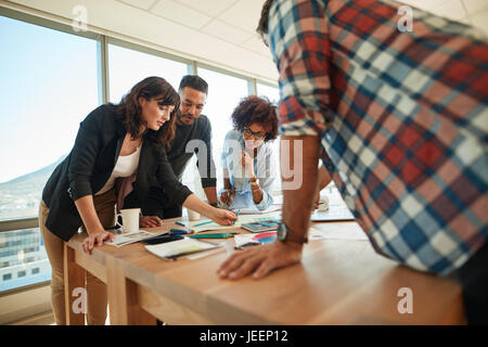 Team von Kreativ-Profis zusammen arbeiten im Büro. Gruppe junger Mann und Frau, die auf neue Business-Projekt im Büro arbeitet. Stockfoto