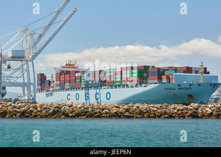 Riesige COSCO Ningbo Container schiff vertäut In Pier J Am Langen Strand Container Terminal, Los Angeles, Kalifornien, USA. Stockfoto