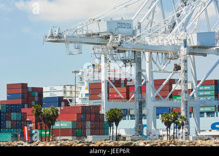 Riesige COSCO Ningbo, Container schiff vertäut In Pier J Am Langen Strand Container Terminal, Los Angeles, Kalifornien, USA. Stockfoto