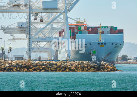 Riesige COSCO Ningbo Container schiff vertäut In Koje J270 am Pier J Am Langen Strand Container Terminal, Los Angeles, Kalifornien, USA. Stockfoto