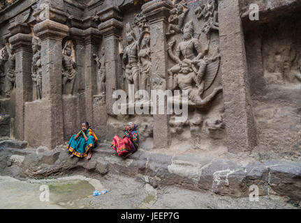 Besucher zu den Höhlen in Ellora, Bundesstaat Maharashtra in Indien Stockfoto