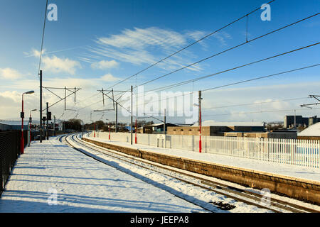 Winter-Eisenbahn-Szene.  Die schneebedeckte Plattformen von Penrith Bahnhof in Cumbria, England auf einem sonnigen Wintermorgen abgebildet. Stockfoto