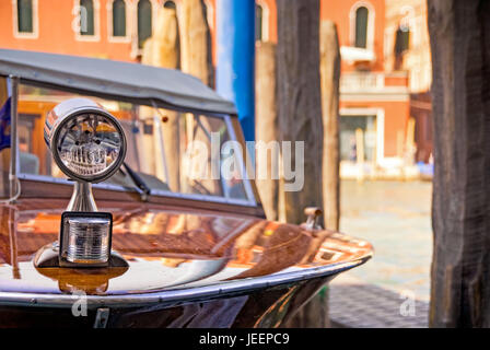 Klassischen Vintage Holz der 1960er Jahre mit dem Schnellboot in den Canal Grande, Venedig, Italien Stockfoto