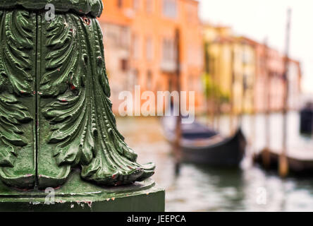 Detailansicht der Laterne aus Gusseisen mit Gondeln und den Canal Grande, Venedig, Italien Stockfoto