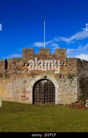 Befestigten Mauern.  Die Festungsmauern umgeben Brougham Hall, eine Tudor Gebäude aus der Zeit 1500 und befindet sich in der Nähe von Penrith, Cumbria in Nord-England. Stockfoto