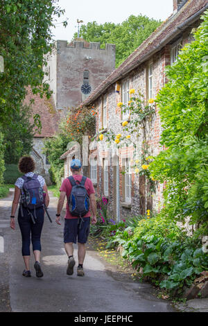 Ein paar Fuß in Richtung Kirche der Hl. Anna in dem malerischen Dorf Singleton, West Sussex, England, Großbritannien Stockfoto