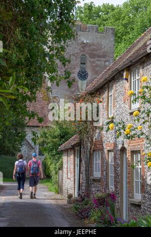 Ein paar Fuß in Richtung Kirche der Hl. Anna in dem malerischen Dorf Singleton, West Sussex, England, Großbritannien Stockfoto