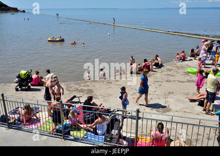 Sommer am Meer Familienbesuch in Clevedon marine Lake, North Somerset, UK Stockfoto