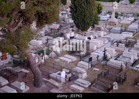 Ansicht der Evangelischen Mount Zion Friedhof durch Presbyterianische Missionare im 19. Jahrhundert gegründet - Am südwestlichen Hang des Berges Zion in Jerusalem, Israel Stockfoto