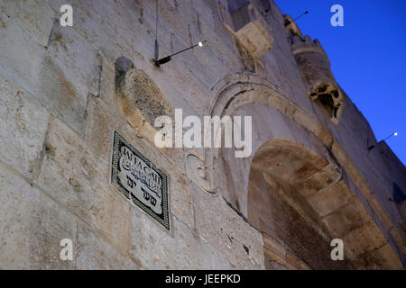 Blick auf das steinerne Portal der Jaffa-Tor, eines der acht Tore der osmanischen Wände der alten Stadt von Ost-Jerusalem Israel Stockfoto