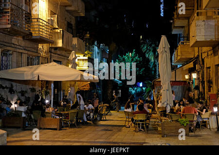 Menschen, die Standortwahl im Bolinat Café-Bar in Dorot Rishonim Straße in West-Jerusalem Israel Stockfoto