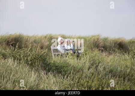 Vogelbeobachter am Titchwell Marsh, RSPB Nature Reserve, Titchwell, North Norfolk, UK, Juni 2017 Stockfoto