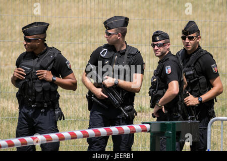PARIS, Frankreich - 23. Juni 2017: Bewaffnete Gendarmerie Nationale auf der Hut auf der Paris Air Show Stockfoto