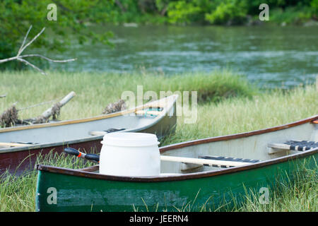 kleine Boote am Ufer des Flusses in der Nähe von Fluss Stockfoto