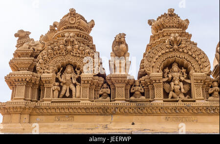 Nanjangud, Indien - 26. Oktober 2013: Doppelte Nische in Beige dekoriert kunstvoll Sandstein im Srikanteshwara Tempel zeigen Statue von Lord Shiva und o Stockfoto