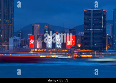 Hong Kong Dekorationen entlang Victoria Harbour feiert die Übergabe von Hong Kong aus dem Vereinigten Königreich an die Volksrepublik China im Jahr 1997. Stockfoto