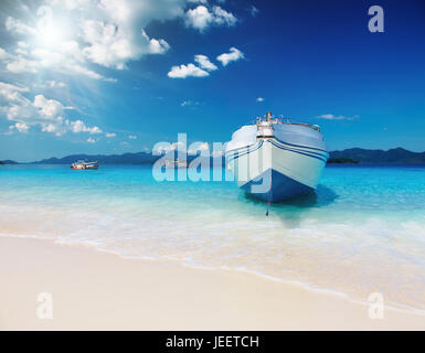 Tropischer Strand mit weißem Sand und das azurblaue Meer Stockfoto