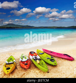 Bunte Kajaks am tropischen Strand Stockfoto