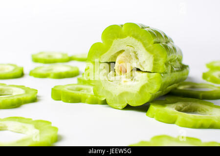 Geschnittene Bittermelone Kürbis auf weißem Hintergrund Stockfoto