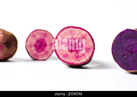 Lila Kartoffeln isoliert auf weißem Hintergrund. Gesunde Ernährung Stockfoto