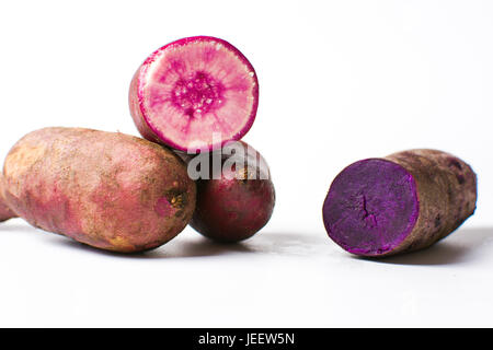 Lila Kartoffeln isoliert auf weißem Hintergrund. Gesunde Ernährung Stockfoto