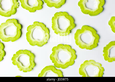 Geschnittene Bittermelone Kürbis Ringe auf weißem Hintergrund Stockfoto