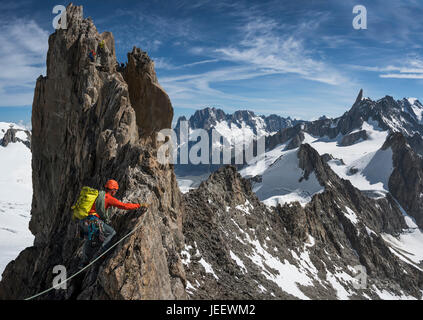 Ein Bergsteiger auf die Überschreitung der Aiguille d'Entrees im Mont-Blanc-Massiv Stockfoto