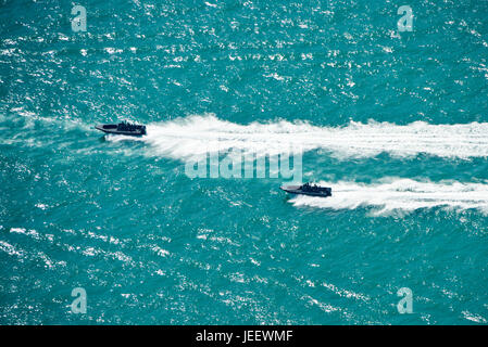 Horizontale Luftbild von zwei Schnellboote der Marine Polizei Rennen über den Victoria Harbour in Hongkong, China. Stockfoto