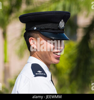 Quadratische Porträt eines Polizisten in Hong Kong, China. Stockfoto