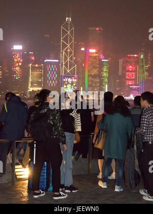 Vertikale Ansicht von Menschen beobachten die Lightshow in Hong Kong bei Nacht, China. Stockfoto