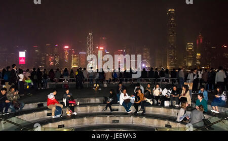 Horizontale Ansicht von Menschen beobachten die Lightshow in Hong Kong bei Nacht, China. Stockfoto